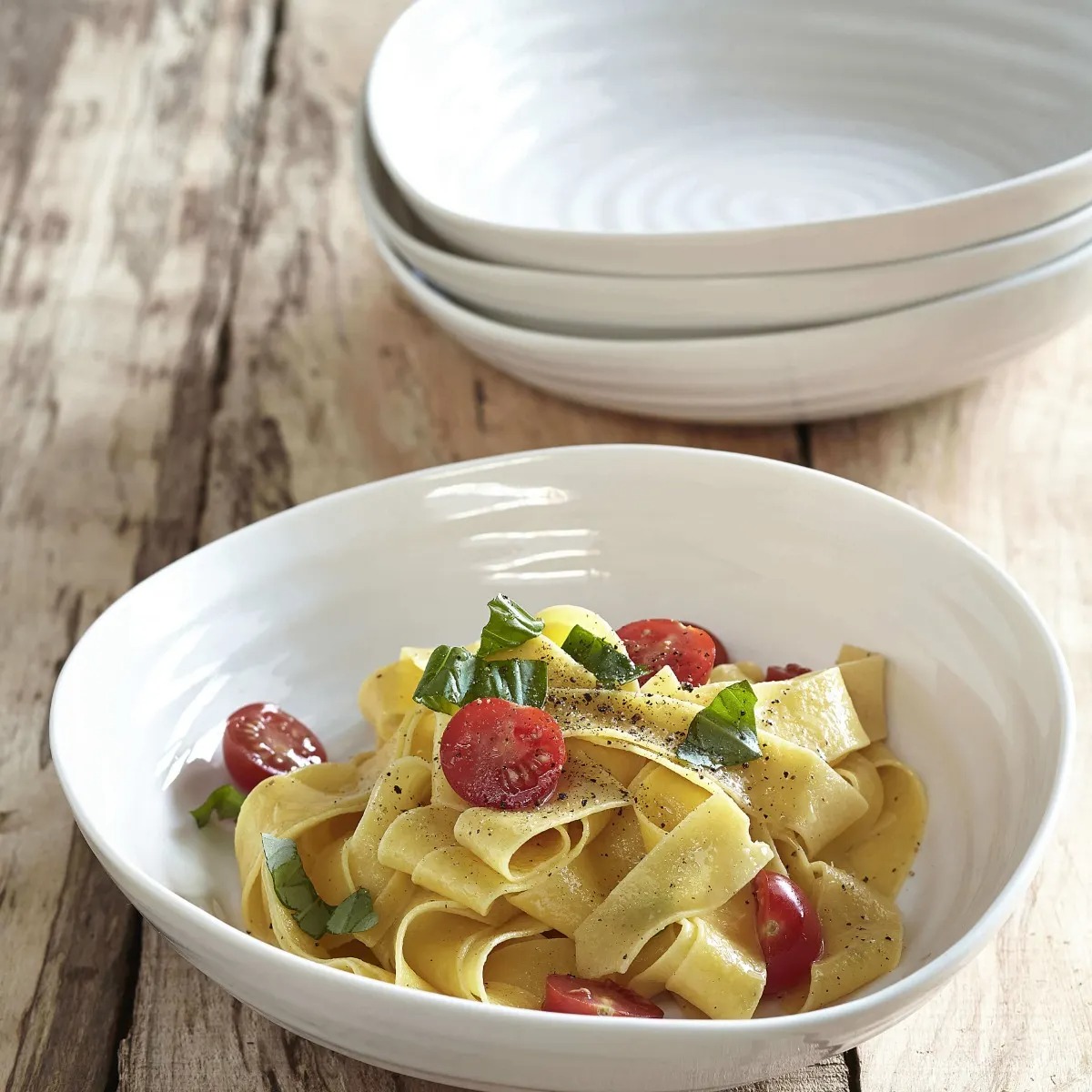 Serving bowls for everyday dining